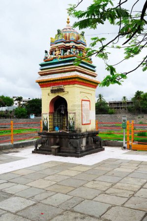 Téléchargez les photos : Temple Shiva dans le complexe du temple siddheshwar, Solapur, Maharashtra, Inde - en image libre de droit