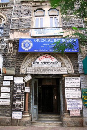 Téléchargez les photos : Centre de lutte contre les sida et les maladies sexuellement transmissibles dans le bâtiment commercial indien Street Fort ; S P Mukherjee Chowk ; Madame Cama road ; Bombay Mumbai ; Maharashtra ; Inde - en image libre de droit