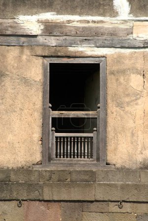 Balcon et balustrade en bois ; Delhi porte darwaja entrée principale Nagarkhana de Shaniwarwada ; Pune ; Maharashtra ; Inde