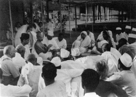 Foto de Mahatma Gandhi hablando a los visitantes en Sevagram Ashram, 1942 NO MR - Imagen libre de derechos