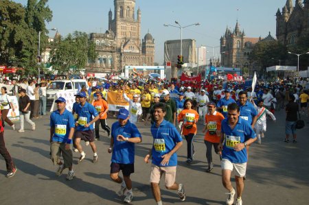 Téléchargez les photos : Personnes participant au marathon Standard de Mumbai 2007, Bombay Mumbai, Maharashtra, Inde - en image libre de droit