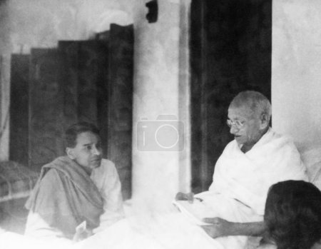 Téléchargez les photos : Mahatma Gandhi avec le Dr Sudhir Ghosh à Khadi Pratishthan, Sodepur, 24 Parganas, Calcutta, 1946, Inde - en image libre de droit