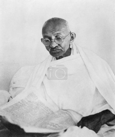 Foto de Mahatma Gandhi leyendo el periódico, 1940, India - Imagen libre de derechos