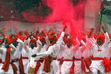 Téléchargez les photos : Police constables sprays red vermillion gulal in cultural program, Marol, Bombay Mumbai, Maharashtra, Inde 11 sept. 2009 - en image libre de droit