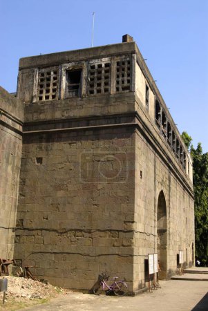 Téléchargez les photos : Forte fortification derrière la porte de Delhi entrée principale de Shaniwarwada ; Pune ; Maharashtra ; Inde - en image libre de droit