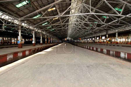 Téléchargez les photos : Victoria terminus vt now chhatrapati shivaji terminus platform, Bombay Mumbai, Maharashtra, Inde - en image libre de droit