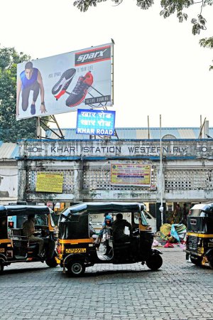 Téléchargez les photos : Khar Road Railway Station entry, Mumbai, Maharashtra, Inde, Asie - en image libre de droit