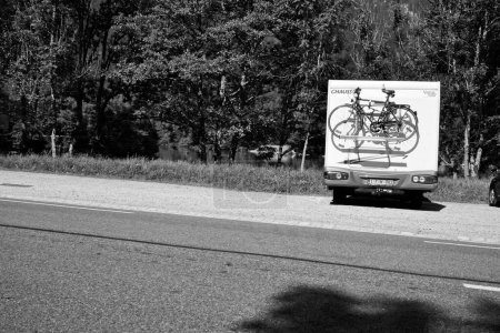 Foto de Camioneta con portabicicletas trasero, Storkensohn, Haut Rhin, Grand Est, Francia, Europa - Imagen libre de derechos