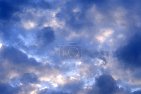 Téléchargez les photos : Ciel bleu ; Nuages gris et blancs à Pune ; Maharashtra ; Inde - en image libre de droit