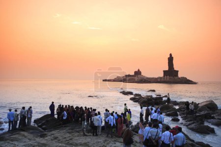 Foto de Turistas en Sunrise vista de Vivekananda Memorial estatua del poeta Tamil Thiruvalluvar situado en las Islas Rocosas, Kanyakumari, Tamil Nadu, India - Imagen libre de derechos