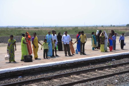 Foto de Personas que esperan el tren en el andén; estación de Tadipatri; Andhra Pradesh; India - Imagen libre de derechos