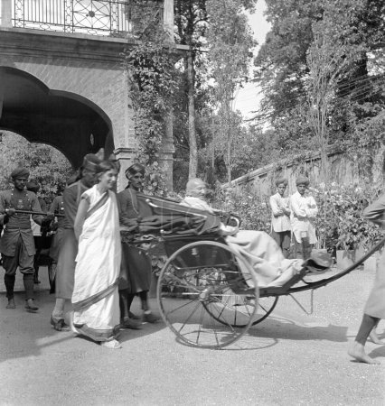 Foto de Rajkumari Amrit Kaur y Mahatma Gandhi a su llegada a Simla, 1939, India - Imagen libre de derechos