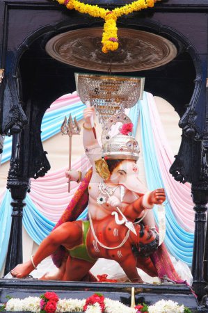Foto de Señor Ganesh matando demonio; Pune; Maharashtra; India 14-Septiembre-2008 - Imagen libre de derechos