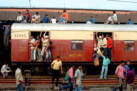 Foto de Transporte de trenes durante las horas punta; Bombay ahora Mumbai; Maharashtra; India - Imagen libre de derechos