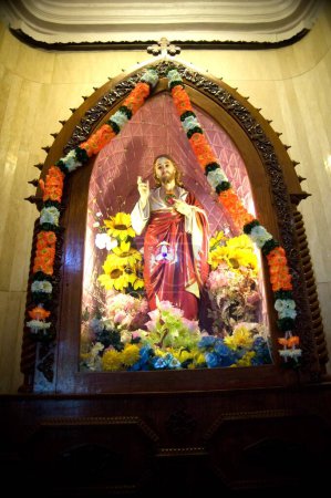 Téléchargez les photos : Idole de Jésus dans la cathédrale San Thomas, Madras Chennai, Tamil Nadu, Inde - en image libre de droit