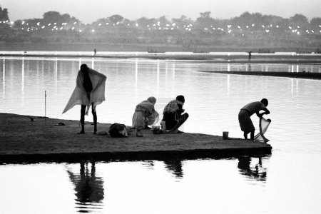 Téléchargez les photos : Hommes changer et laver les vêtements Foire d'Allahabad Kumbh Uttar Pradesh Inde Asie 1989 - en image libre de droit