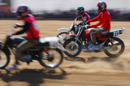 Foto de Motociclistas que participan en All India Saahas speed motocross; Jodhpur; Rajasthan; India - Imagen libre de derechos
