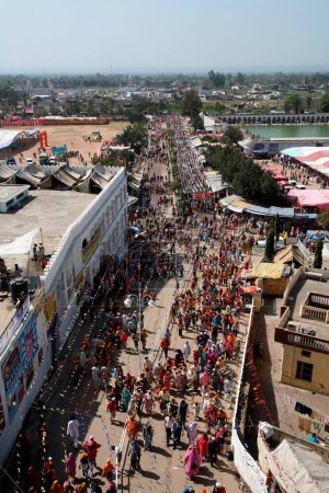 Foto de Vista aérea de los devotos en su camino a Gurudwara de Anandpur Sahib durante el festival Hola Mohalla en el distrito de Rupnagar, Punjab, India - Imagen libre de derechos