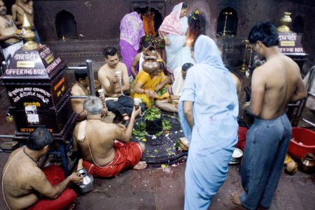 Foto de Sacerdote adorando al dios Shiva lingam en Ghrishneshwar templo jyotirlinga; Virul 1km de las cuevas de Ellora; Aurangabad; Maharashtra; India - Imagen libre de derechos