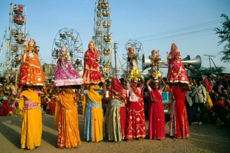 Téléchargez les photos : Femmes exécutant la danse folklorique dans la foire, Inde - en image libre de droit