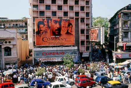 Téléchargez les photos : Foule devant le cinéma hindi, bomay mumbai, maharashtra, Inde - en image libre de droit