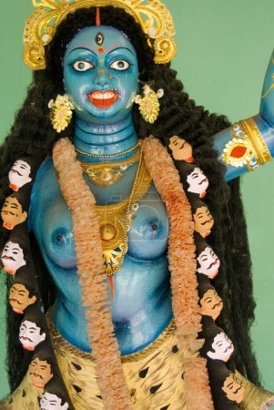 Téléchargez les photos : Statue de la déesse Kali dans le temple ; Bangladesh - en image libre de droit