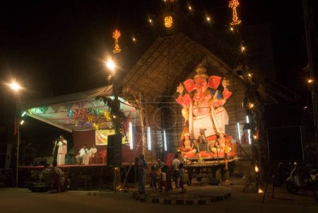 Téléchargez les photos : Festival Ganesh ganpati ; Procession de l'idole énorme d'éléphant dirigé Dieu ; Tamil Nadu ; Inde - en image libre de droit