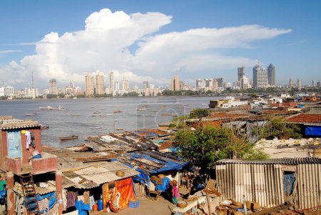 Hutments à Worli village et fond ville skyline de Bombay Mumbai ; Maharashtra ; Inde 