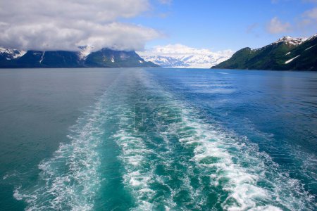 Foto de Vista a distancia del glaciar Hubbard; olas creadas por cruceros; el glaciar de marea más largo de Alaska; parque nacional Saint Elias; bahía de desencanto; Alaska; Estados Unidos de América - Imagen libre de derechos