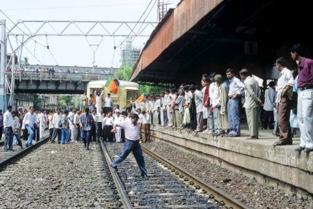 Foto de Gente Manifestación en la estación de tren, bombay bandh, bombay mumbai, maharashtra, india - Imagen libre de derechos
