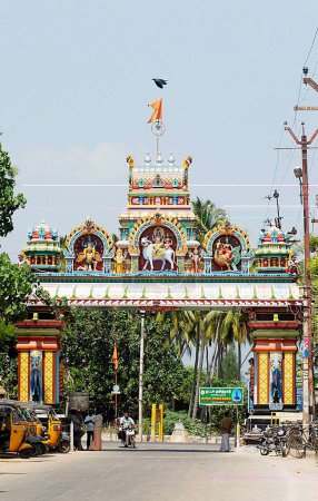 Téléchargez les photos : Sculptures colorées et richement décorées sur l'arche d'entrée du village de Suchindram, près de Kanyakumari, Tamil Nadu, Inde - en image libre de droit