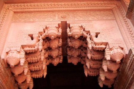 Foto de Paneles bellamente tallados dentro del palacio de Jahangir en fuerte rojo; Agra; Uttar Pradesh; India - Imagen libre de derechos