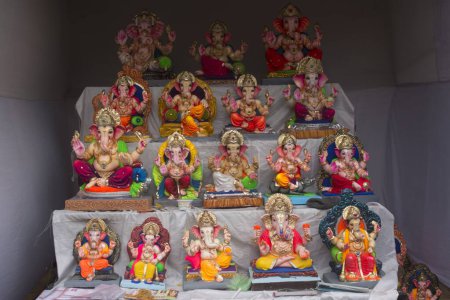 Téléchargez les photos : Idols of Lord Ganesha kept for sell, Pune, Maharashtra, India, Asia - en image libre de droit