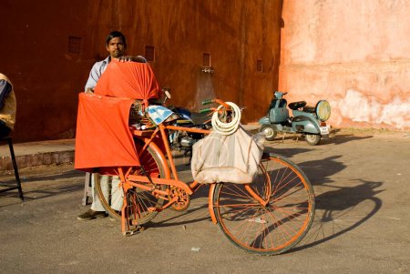Foto de Hombre con bicicleta en el fuerte de Jaigarh, Jaipur; Rajasthan, India - Imagen libre de derechos