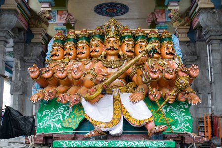 Téléchargez les photos : Ravana démon en bois à dix têtes dans le temple Arunachaleshwara Période Chola 9ème-13ème siècle à Thiruvannamalai ; Tamil Nadu ; Inde - en image libre de droit