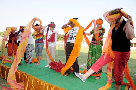 Foto de Damas con turbantes en un concurso en el festival Marwar, Jodhpur, Rajastán, India - Imagen libre de derechos