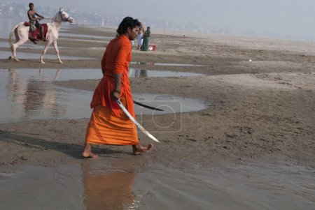 Téléchargez les photos : Sadhu portant épée ganga rivière, varanasi, uttar pradesh, Inde, Asie - en image libre de droit