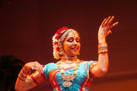 Foto de La actriz de Bollywood y bailarina-coreógrafa Hema Malini interpreta la pieza de Bharatnatyam llamada Shiva Panchakshari en el festival universitario del Instituto Indio de Tecnología IIT Mood Indigo; Bombay Mumbai; Maharashtra; India - Imagen libre de derechos