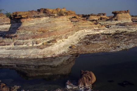Érosion du sol par la rivière Salt Water, Kutch, Gujarat, Inde