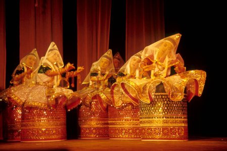 Téléchargez les photos : Femmes effectuant manipuri danse classique vasant ras, danse folklorique, manipur, Inde - en image libre de droit