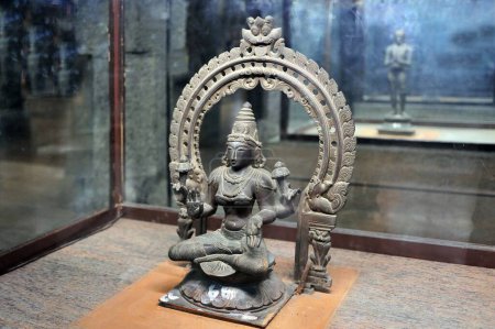 Téléchargez les photos : Statue en bronze de la dynastie des déesses chola dans le temple meenakshi madurai tamilnadu Inde Asie - en image libre de droit