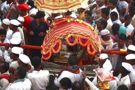 Téléchargez les photos : Varkari a transporté des padukas à Pandharpur à l'occasion d'Ashadhi Ekadashi, district de Solapur, État du Maharashtra, Inde - en image libre de droit