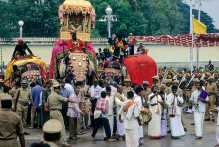 Foto de Elefante marchando por Dussera dusera Festival, mysore, karnataka, india - Imagen libre de derechos