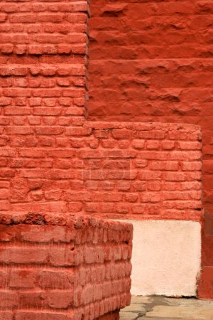 Foto de Abstracto, paredes de ladrillo pintado de rojo y varias formas cuadradas - Imagen libre de derechos
