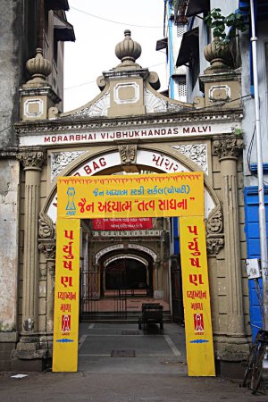 Téléchargez les photos : Ancien bâtiment Morar baug construit en 1912 ; Charni road ; Bombay Mumbai ; Maharashtra ; Inde - en image libre de droit
