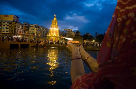 Téléchargez les photos : Femme jouant le pooja, Nasik, maharashtra, Inde, asie - en image libre de droit