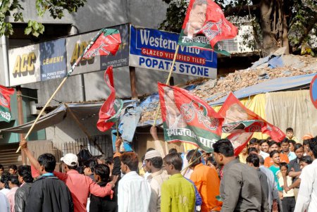 Téléchargez les photos : Samajwadi Les travailleurs du Parti organisent une marche de protestation à Bombay, Mumbai, Maharashtra, Inde - en image libre de droit
