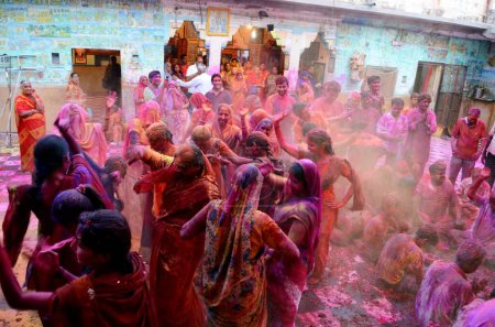Téléchargez les photos : Les gens jouent avec gulal sur holi festival à ghanshyam ji temple, Jodhpur, Rajasthan, Inde - en image libre de droit