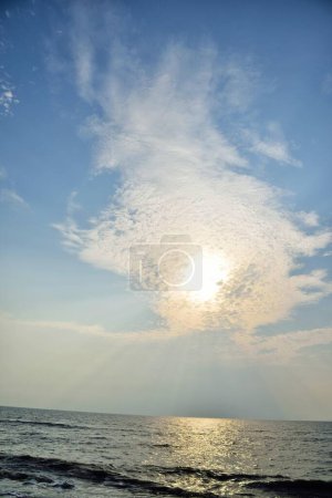 Foto de Sol detrás de las nubes, Playa del Bhagal, Valsad, Gujarat, India, Asia - Imagen libre de derechos
