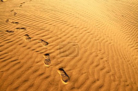 Spuren menschlicher Füße auf Sanddünen Rajasthan Indien Asien
